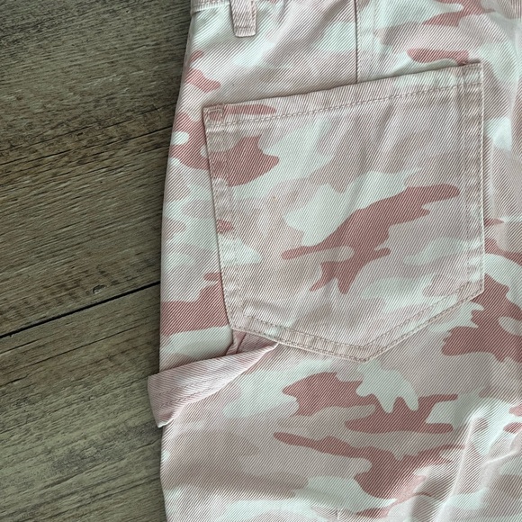 Stradivarius pink camo wide leg cargo pants. NWT. Size 6. A few small pen marks - Picture 6 of 7